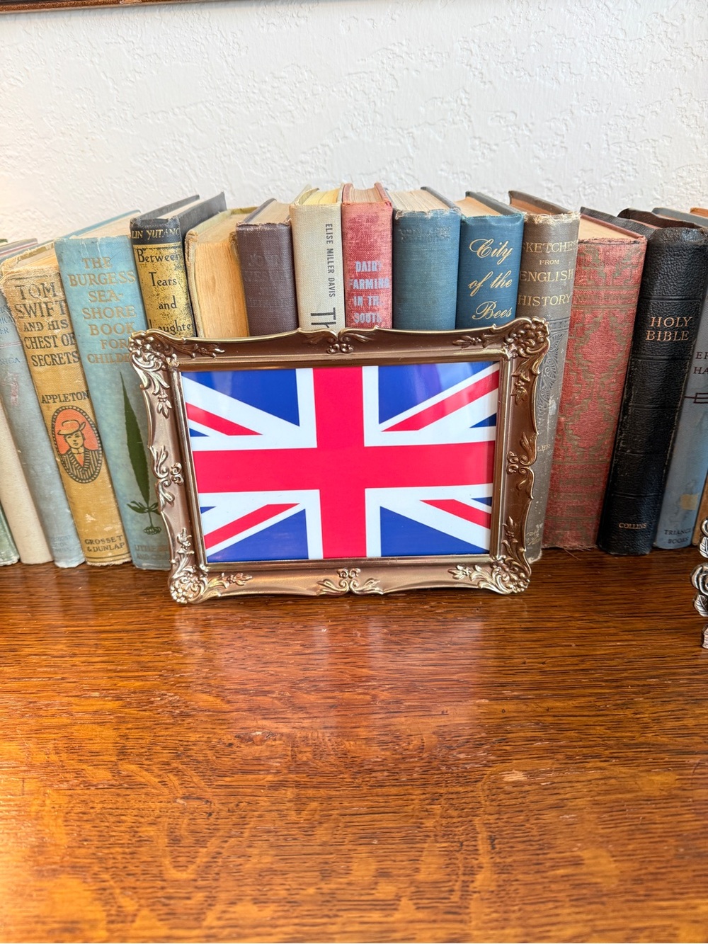 Vintage Ornate Gold Metal Frame – Hollywood Regency, Union Jack Print, 5x7 - Picture 3 of 10